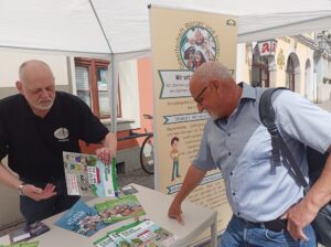 Vereinsmitglieder in Interaktion